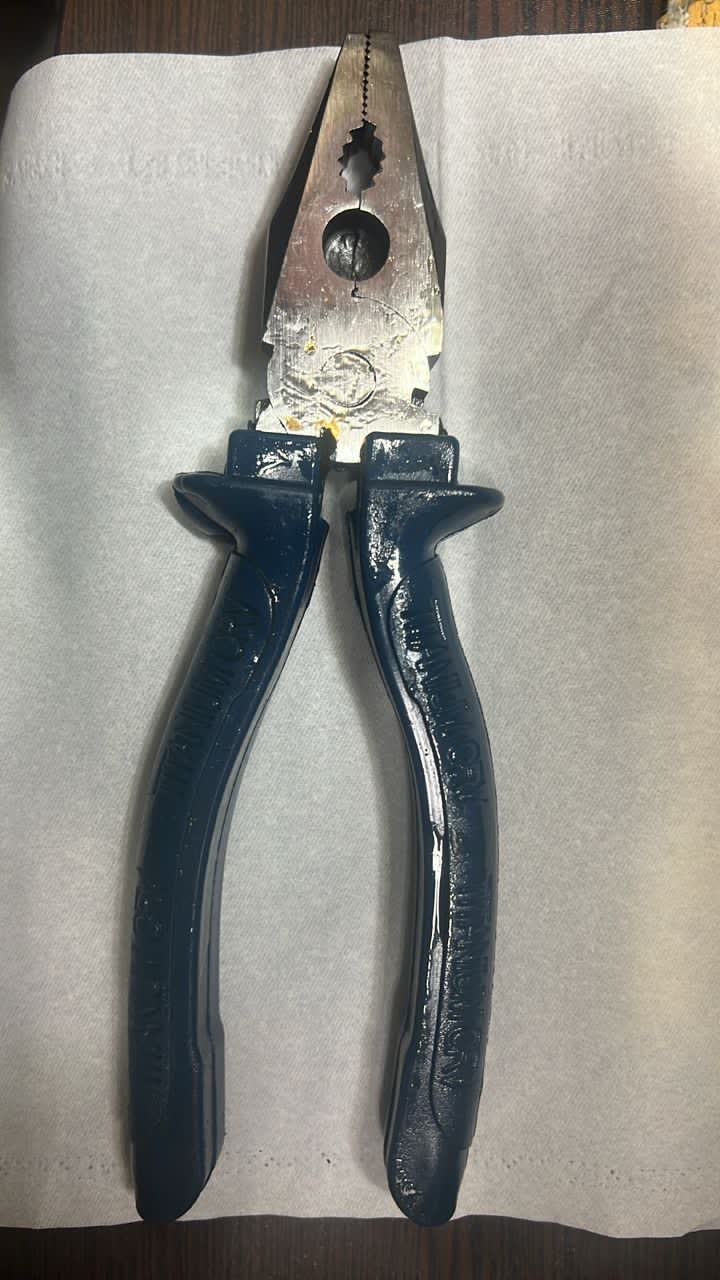 تصویر انبردست دستی صنعتی با دسته PVC ضدلغزش و بدنه فولادی مقاوم، مناسب برش سیم و استفاده خانگی و تاسیساتی