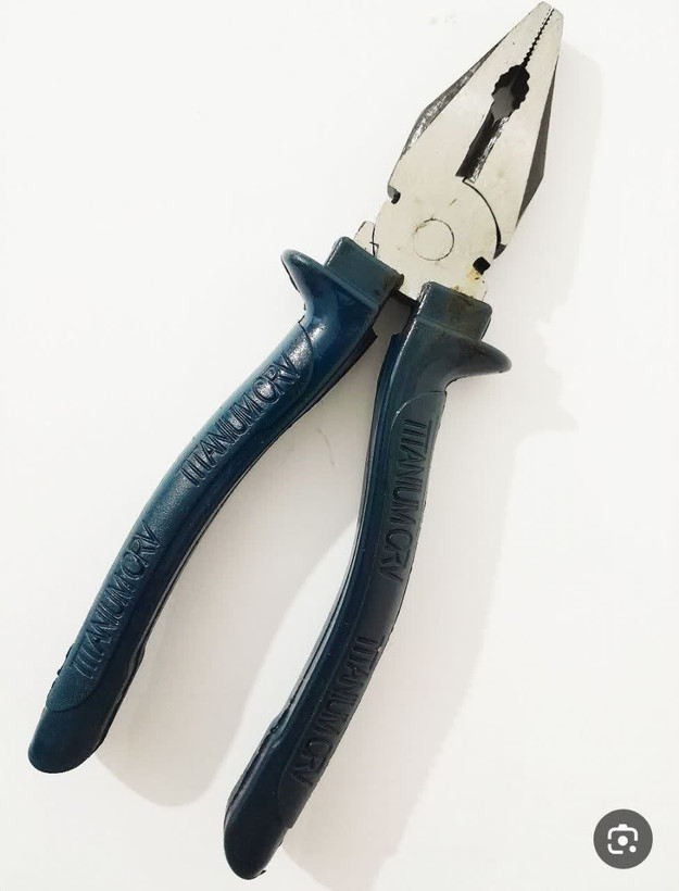 تصویر انبردست دستی صنعتی با دسته PVC ضدلغزش و بدنه فولادی مقاوم، مناسب برش سیم و استفاده خانگی و تاسیساتی